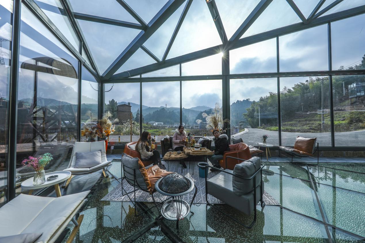 在梁平区竹山镇猎神村矿咖民宿全景玻璃阳光室,山中风景一览无余。熊伟摄